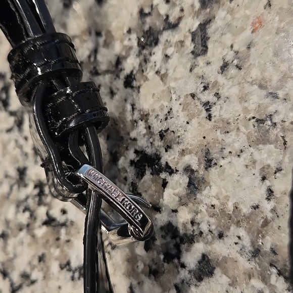 MICHAEL MICHAEL KORS VIVIANNE SM TZ MESSENGER PATENT LEATHER CROSSBODY BAG. NWT. - Picture 5 of 14